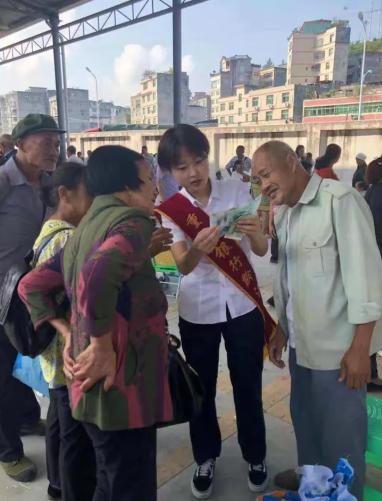 挂失？报警？重庆一女子发现银行卡被盗刷后，急中生智，立刻跑去超市刷了3块钱买袋盐