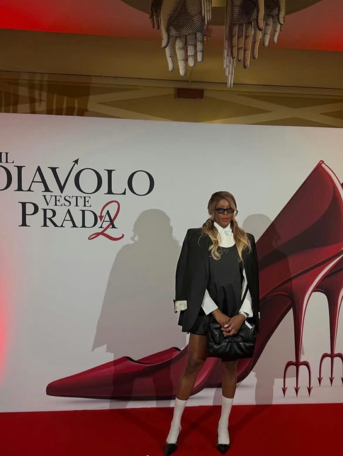 塞拉盛装出席《穿普拉达的女王2》首映礼，相对于球衣，捂这么严实，又搞了造型，都认