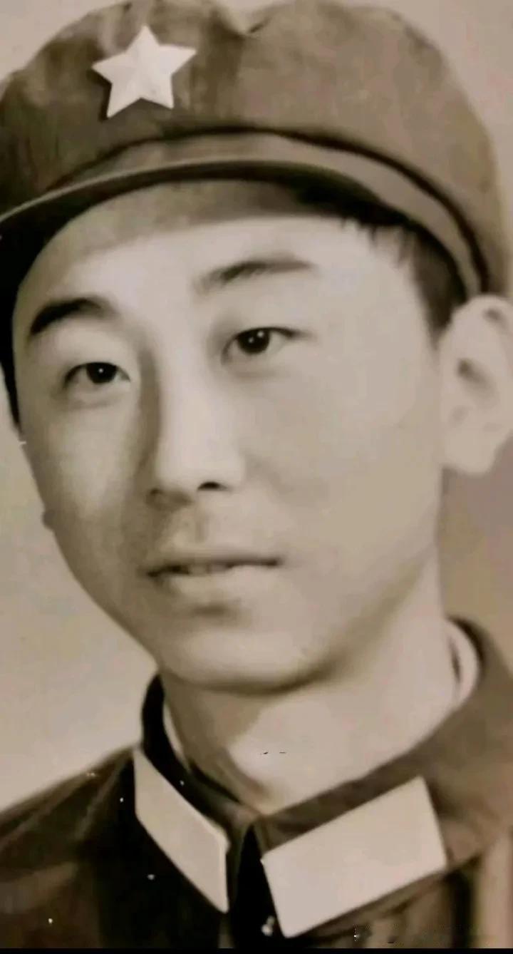 1977年12月，20岁的冯明光（后改名为冯巩）由天津纺织机械厂工人被破格选招为