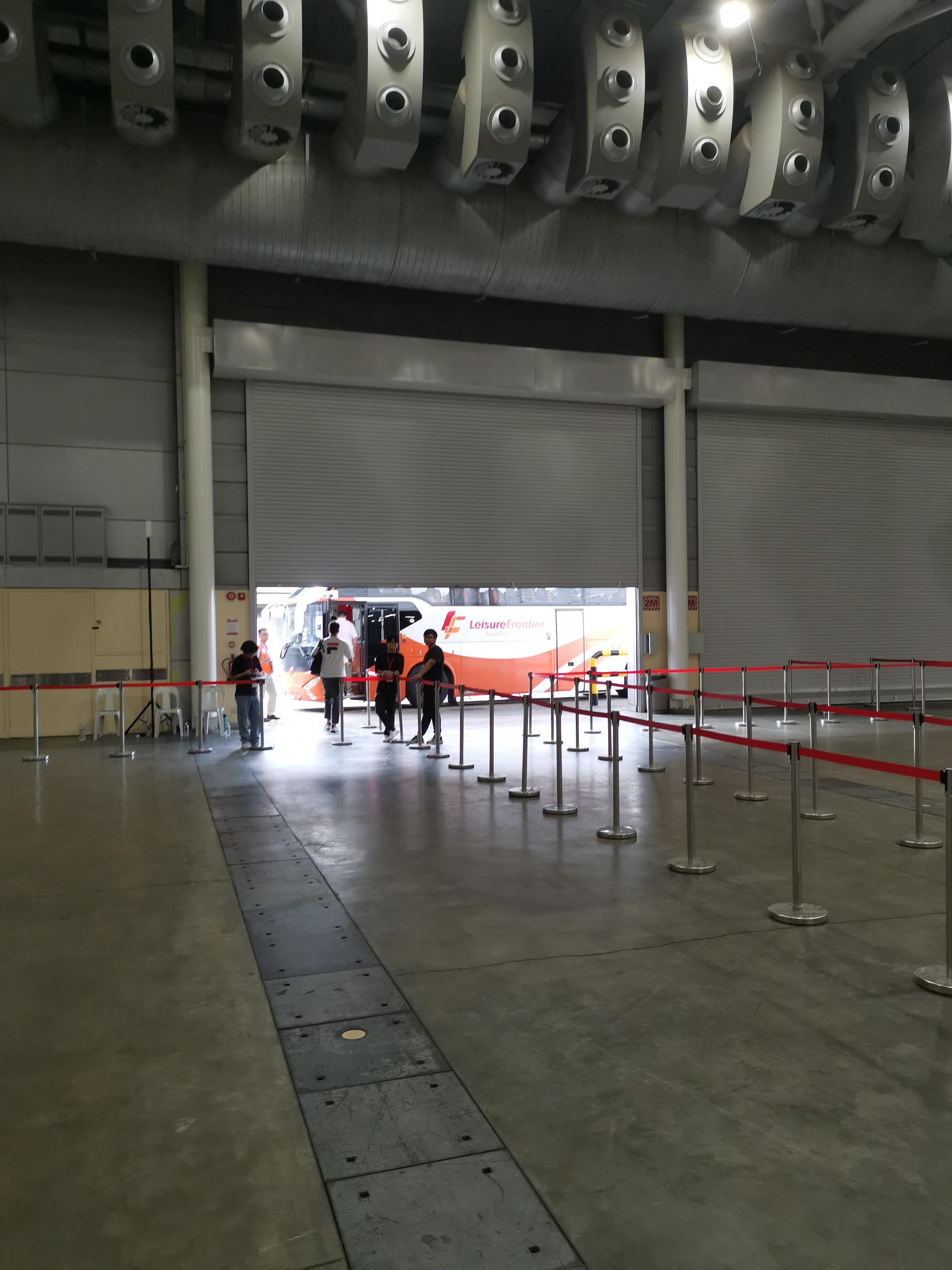 航展第三天，出发去新加坡航展现场。昨天发生了一件意外的事，邀请了在胡润富豪榜“白