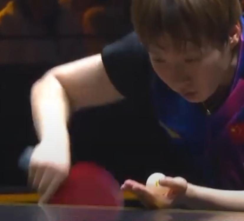 反手发球是个什么梗？
在这次WTT冠军赛中国站的冠亚军争夺战中，王曼昱在关键时刻