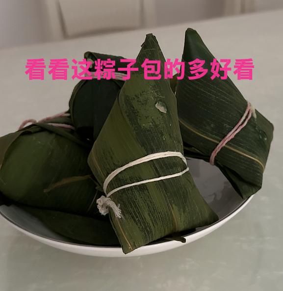 今天去楼下买生姜，碰到小区物业组织业主包粽子比赛。我停下来观看，看看大家是怎么包