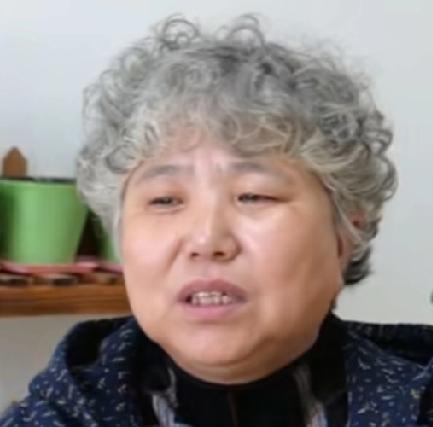 床底听到外婆临终呢喃
那些攀比的孝心，
终究骗不过临死前的一声“娘”
 
我至今