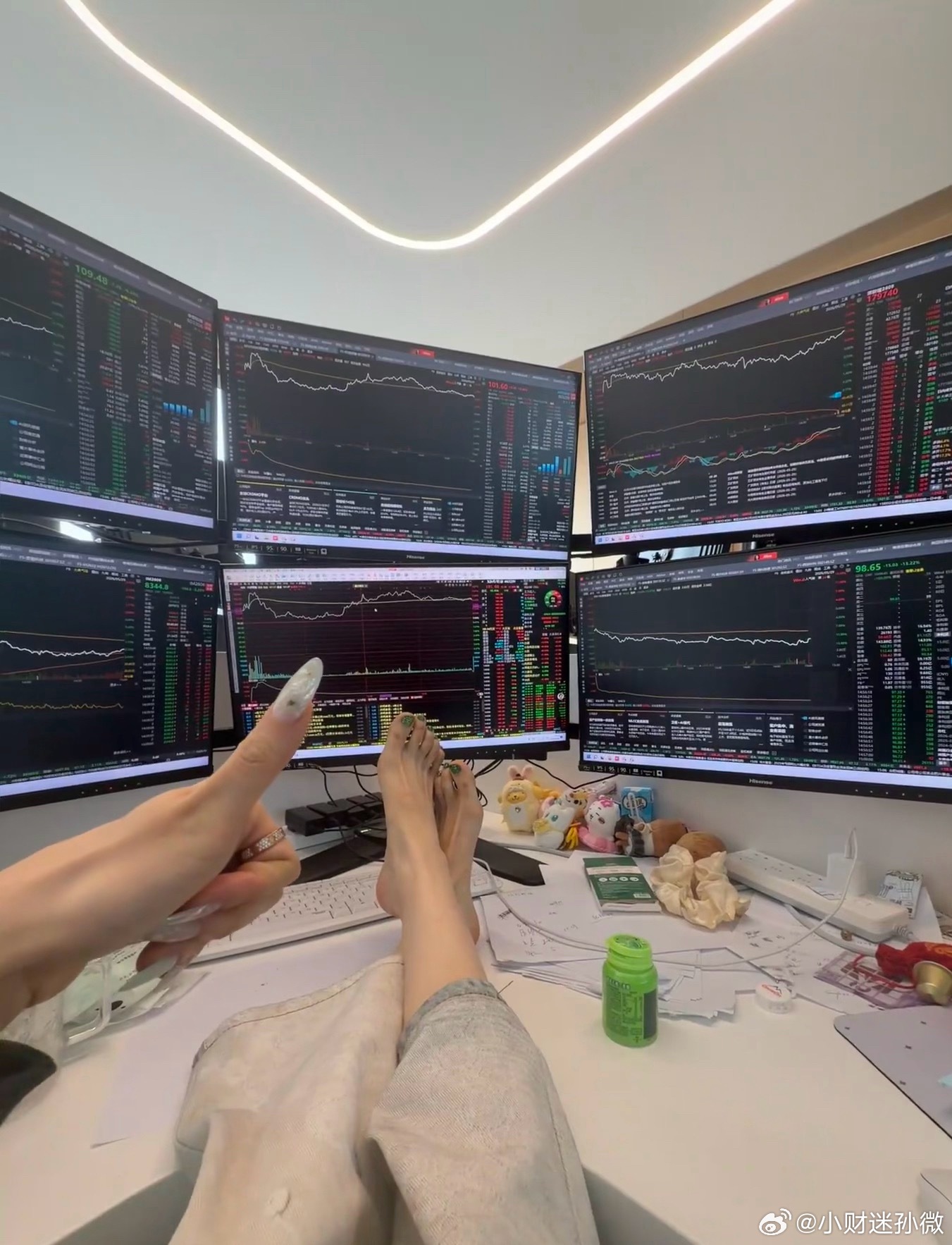 明天我感觉就非常关键了，因为要面临一次变盘的抉择，它意味着大盘是不是要开启一段期