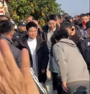 这个月，“与辉同行”重庆奉节脐橙潮源专场直播间，销售脐橙60万单，总共卖了300