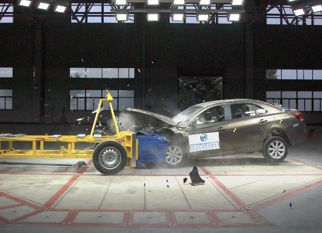 一般来说，汽车安全碰撞测试，是不会选在公开道路进行，封闭场地内是前提条件，因为有