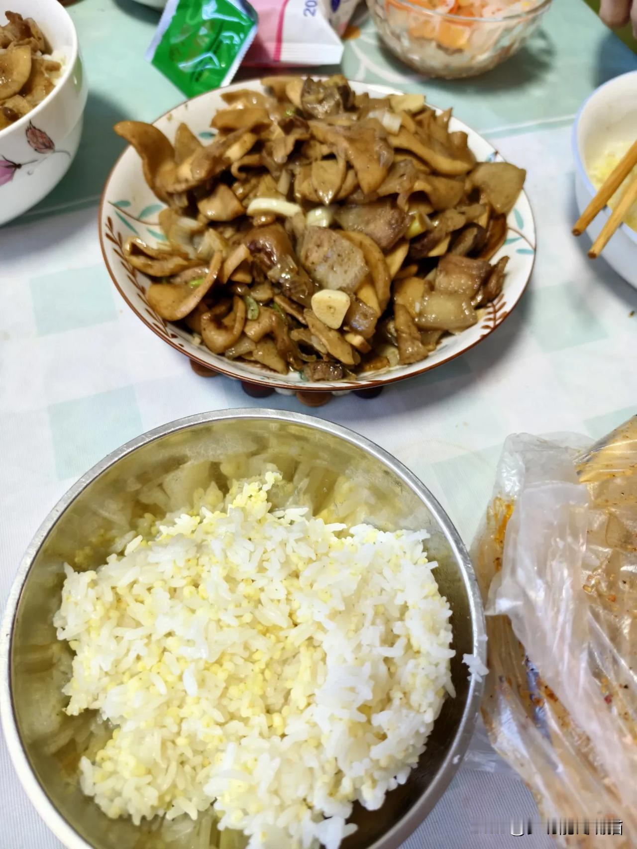 冬日生活打卡季 忙碌的生活对应的就是简单午餐，肉炒杏鲍菇，俩米捞饭，山西偏关猫姐