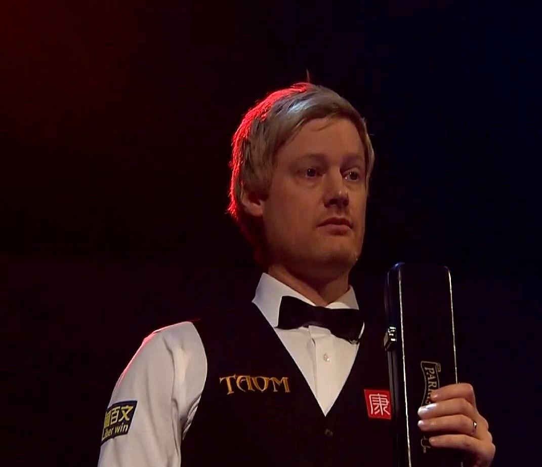 这届斯诺克英锦赛，场上的球还没场下的嘴热闹。

“囧哥”凯伦·威尔逊首轮爆冷，转