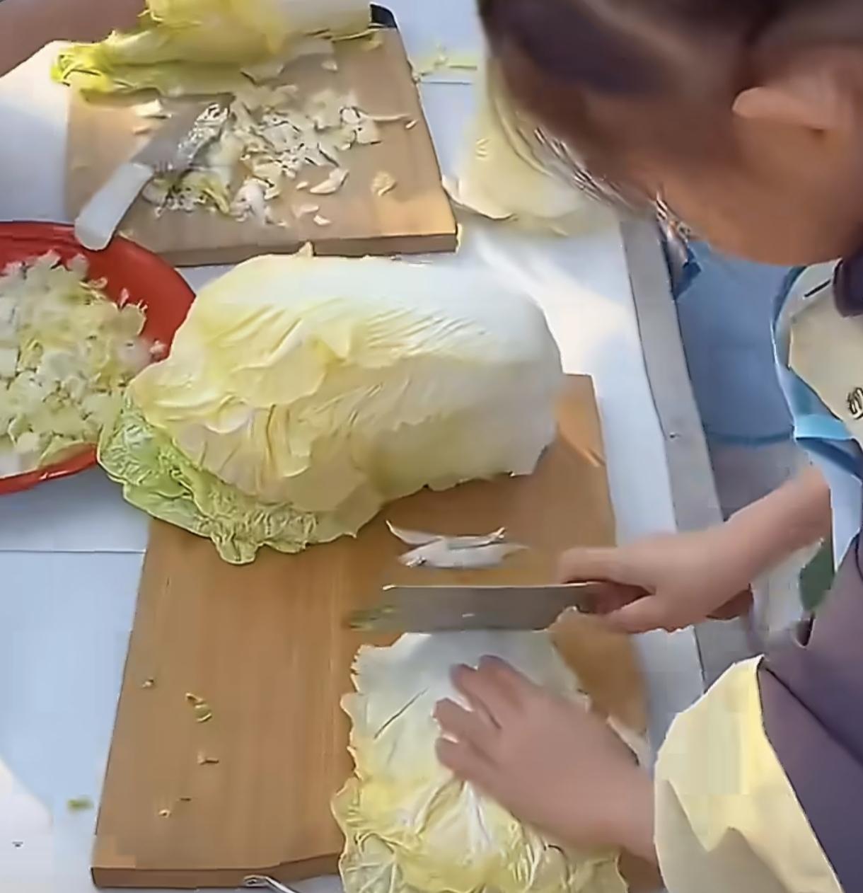 适度的劳动是很快乐的，
孩子每天上学太忙了，
根本没有时间想妈妈，看到“踩缝纫机