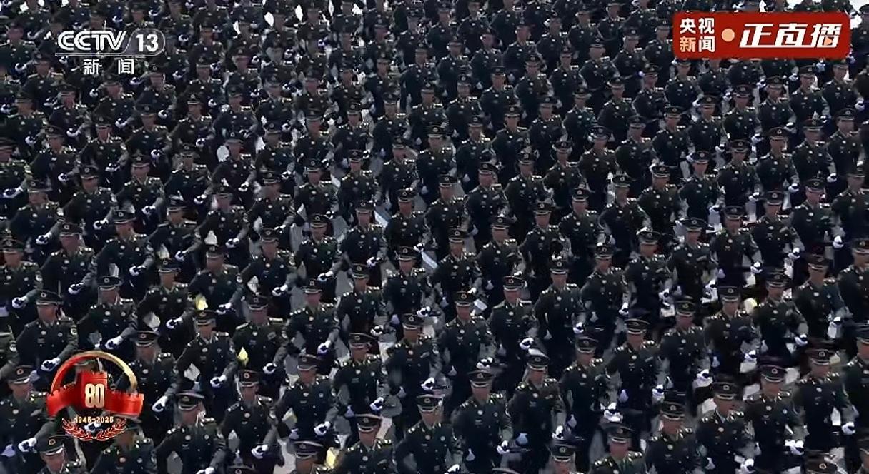 阅兵直播太震撼了，无论怎么截，无论哪个角度，解放军战士都是整齐划一，英姿飒爽！ 