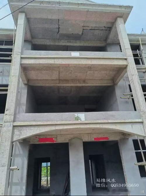 缘主一亲戚家乡村新建楼房堪舆并调整。所建房为三层现代住宅，选址和定向风水不佳，坐