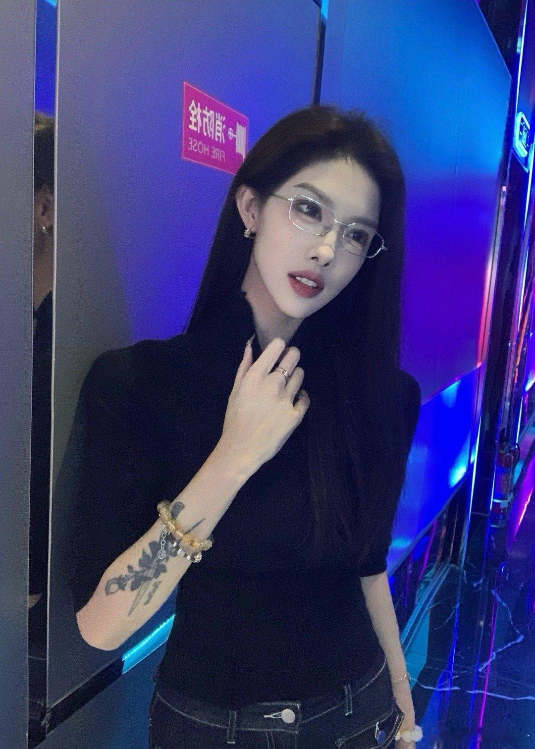 这样好看还是浓妆好看 