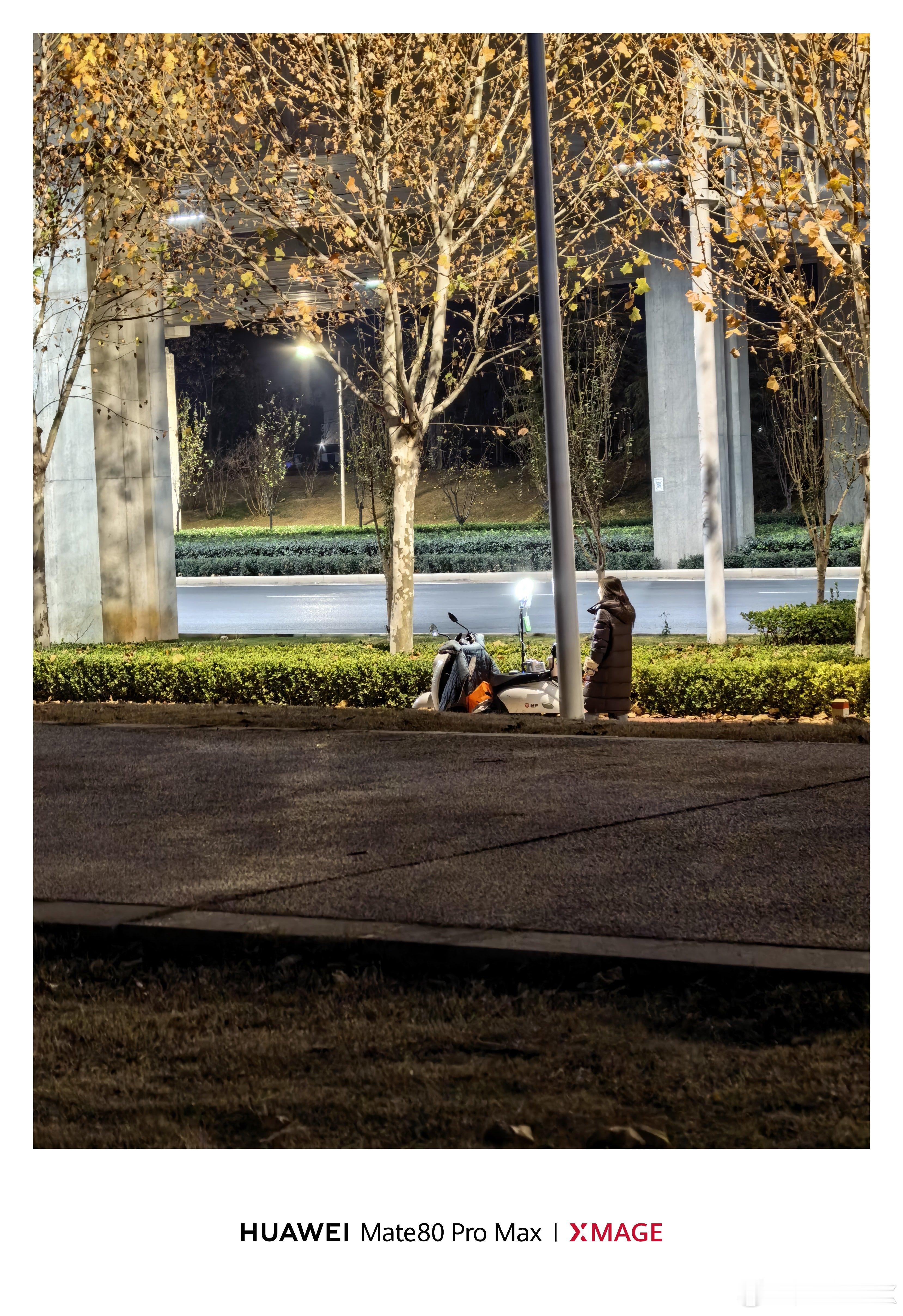 这么晚这么冷还有小姐姐在直播唱歌祝福她成功 