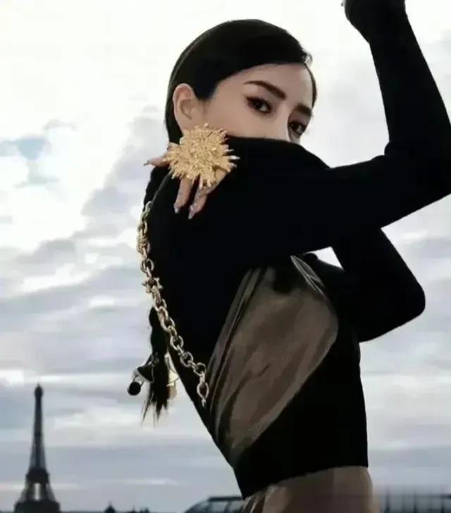 杨颖应该没想到，自己只是去看了一场疯马秀，就引发了一轮网络风暴，不止遭到了网友的