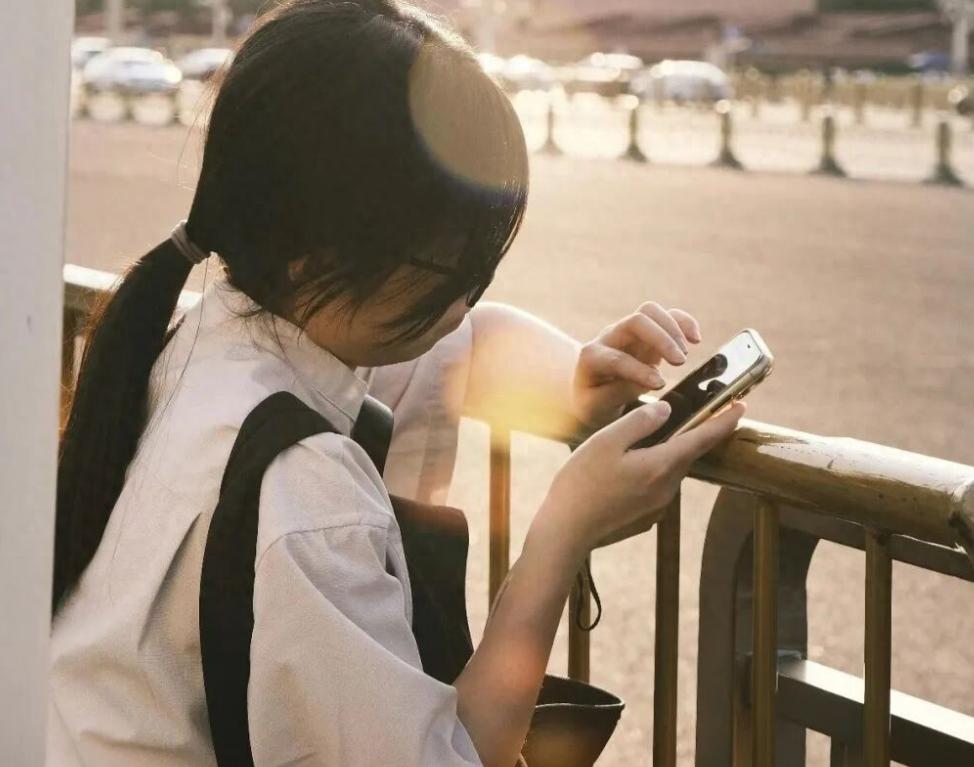 现在的孩子每天刷多久手机？
三五个小时，或许只是起步价。这个暑假，根据中国青年报