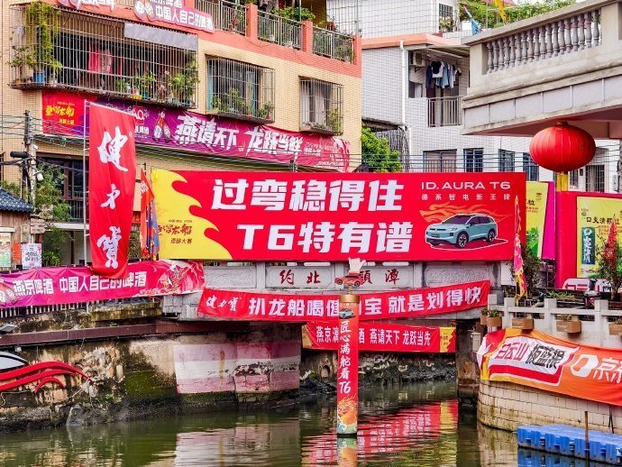三米宽的河道开出了F1的心跳 叠滘龙船才是真速度与激情！窄河道里玩漂移，船尾溅起