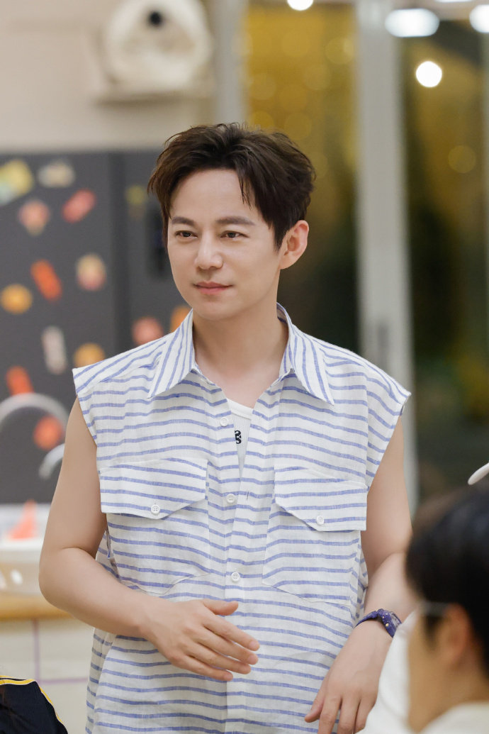 春节带阿福回家的理由 何老师说，过年最好的礼物是陪伴与健康。这位AI伙伴就像一位