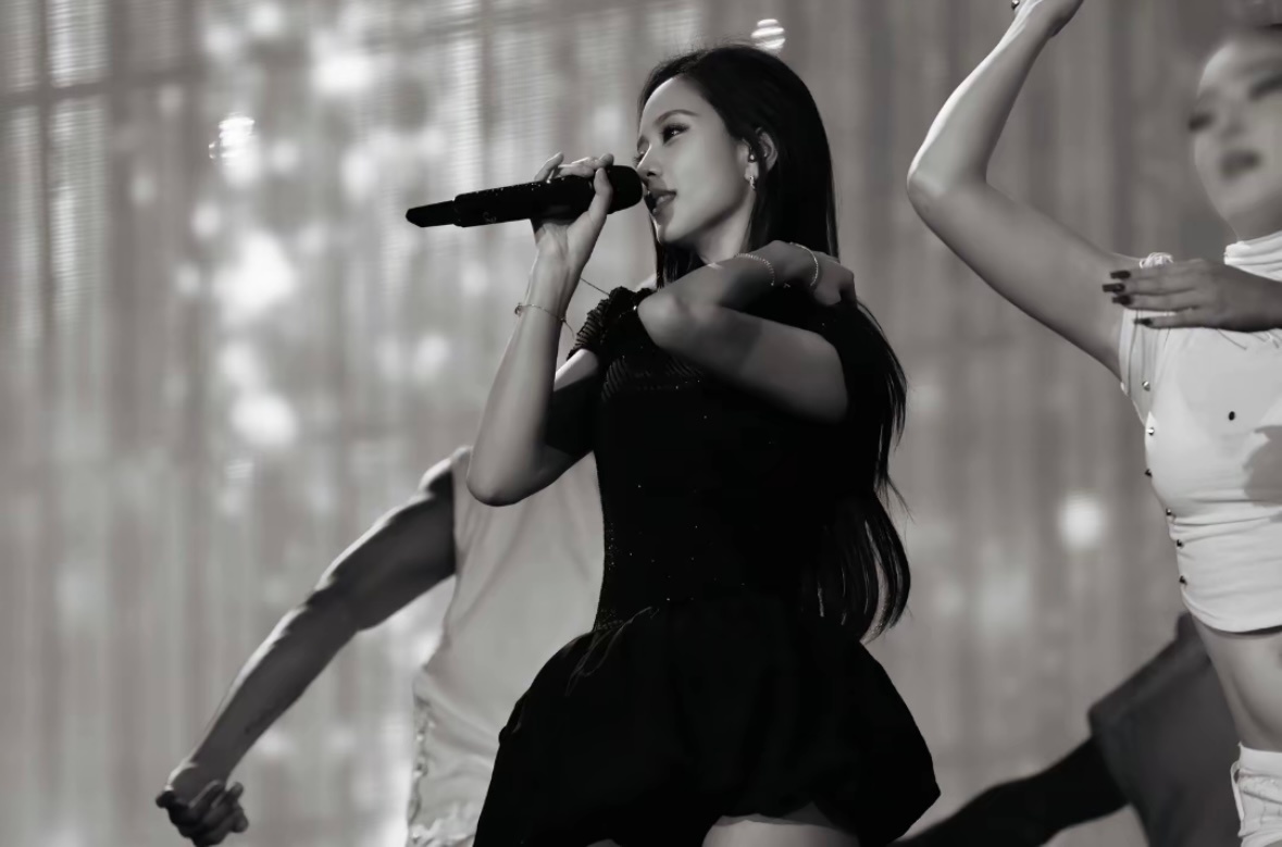 不愧是BlackPink的门面 这个骨相我觉得还可以拉出去打一千年…. 