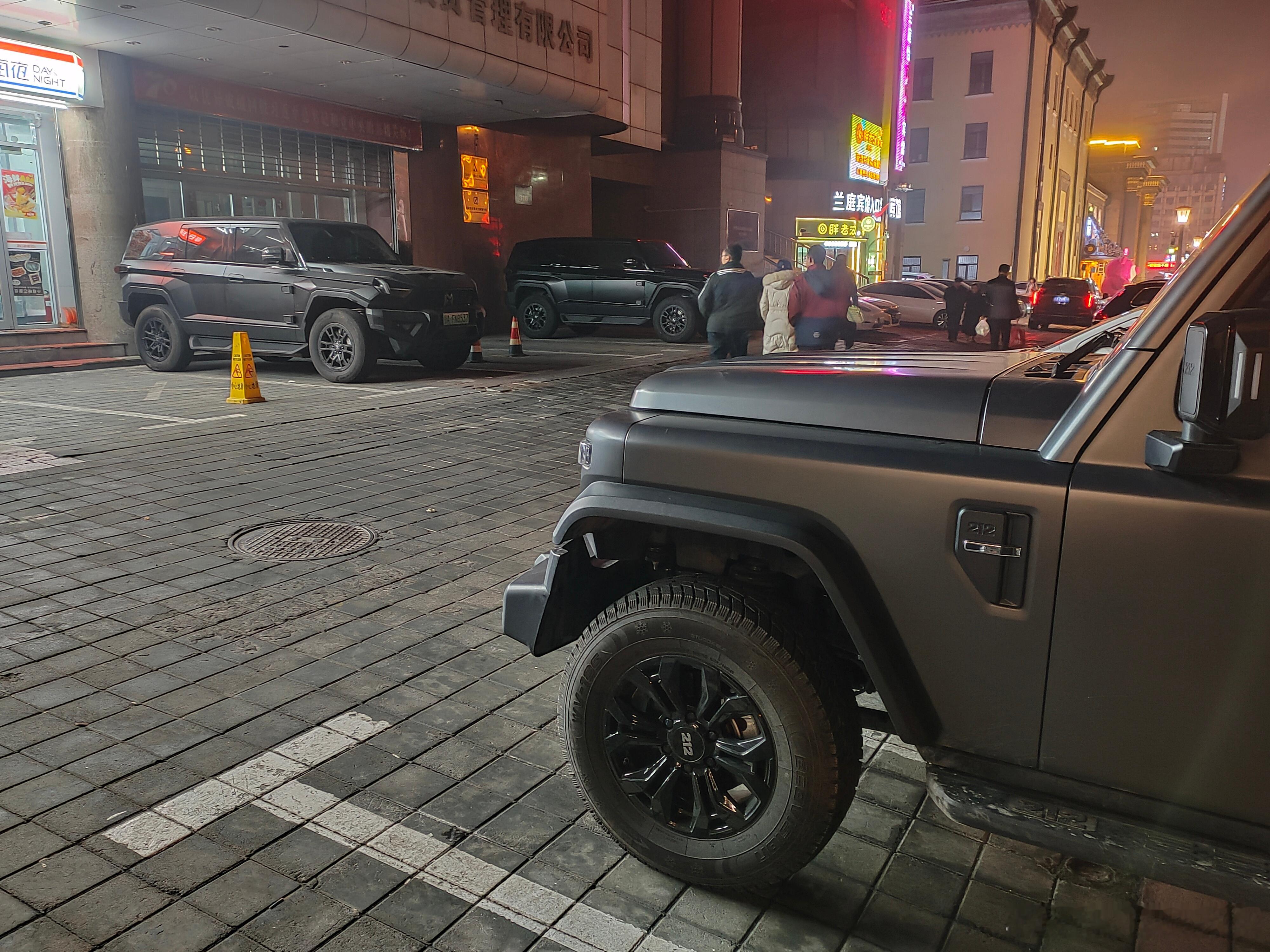 四轮独立悬挂的国产越野车 vs 四轮大棒子的国产越野车。。。