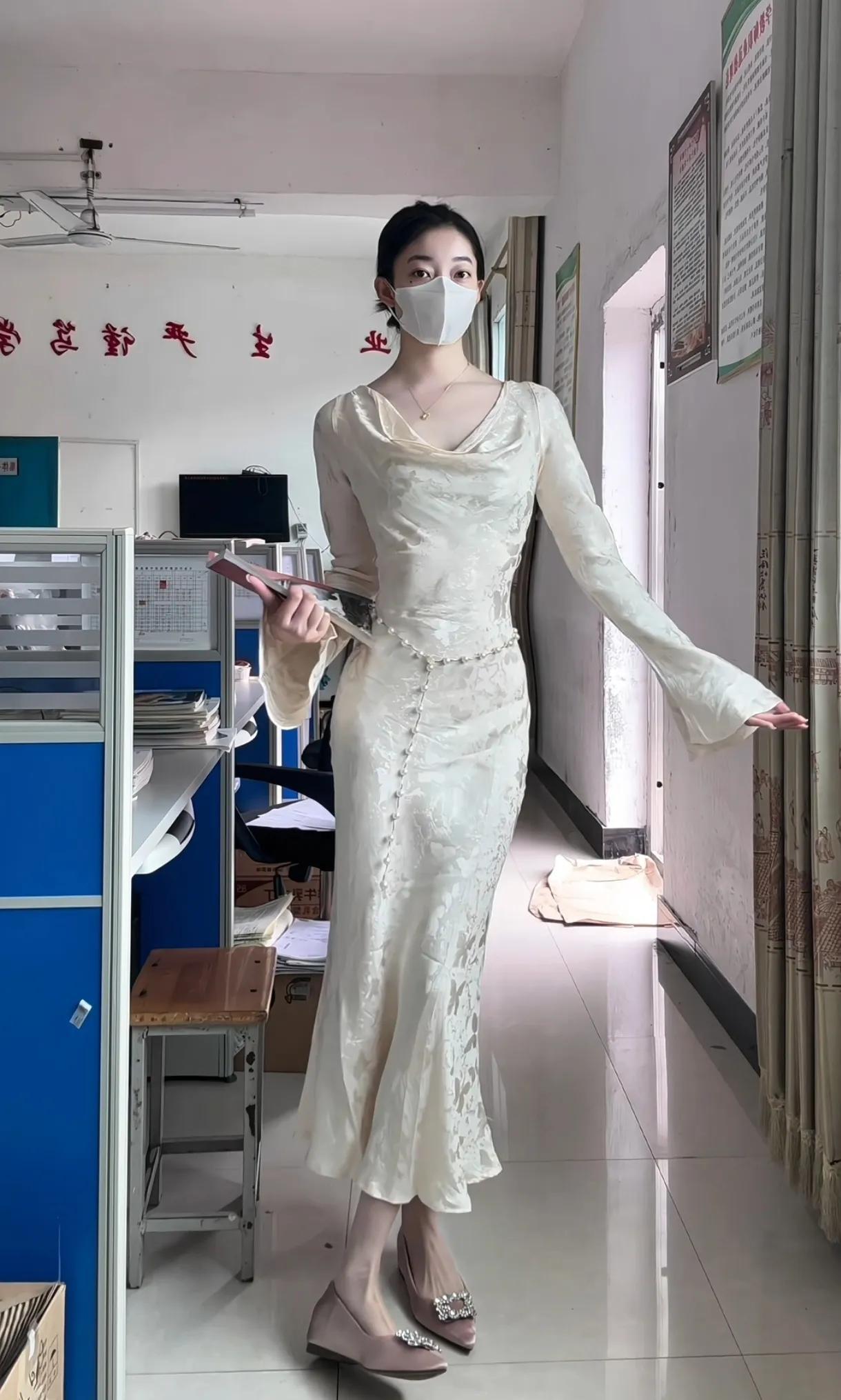 快期中考试了，虽然压力很大，女教师在办公室也要臭美一下！#女教师上线# #老师真