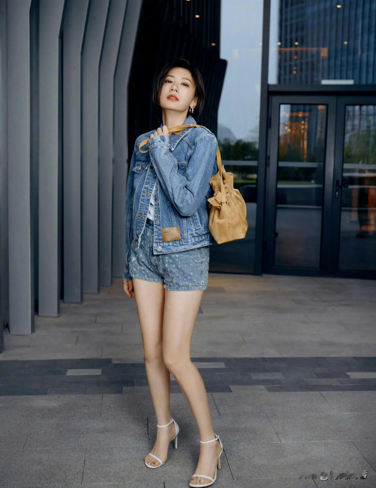 贾静雯虽然是几个孩子的妈妈了，但身材个颜值丝毫不输二八少女。