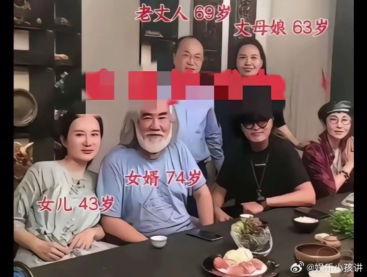 杜星霖携老公导演张纪中回娘家与娘家人在一起时的一张留影。 