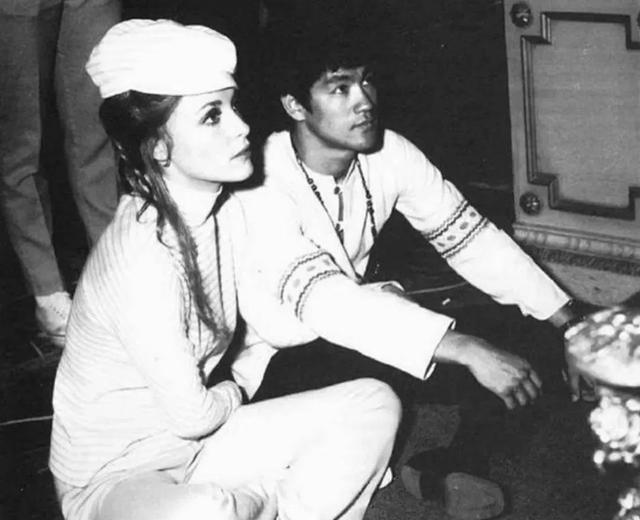 1968年，美女明星莎伦·塔特向李小龙学习功夫，李小龙戴着眼镜认真传授。一年之后