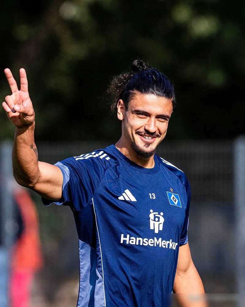 国安的拉莫斯，上半场被球迷骂成“笨蛋”，结果90分钟后，人家把冠军奖杯扛回了家。