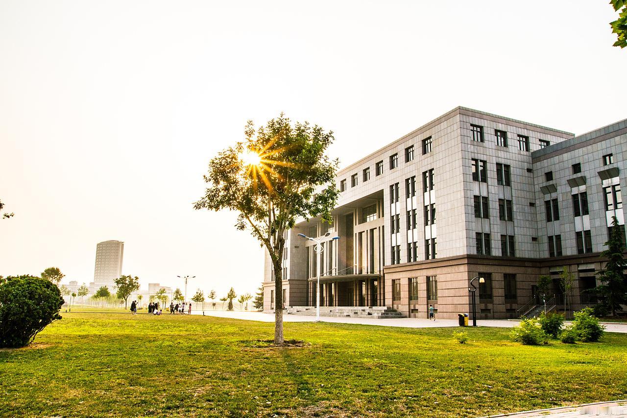 兴义民族师范学院坐落于贵州省黔西南布依族苗族自治州兴义市，是“省州共建、以省为主
