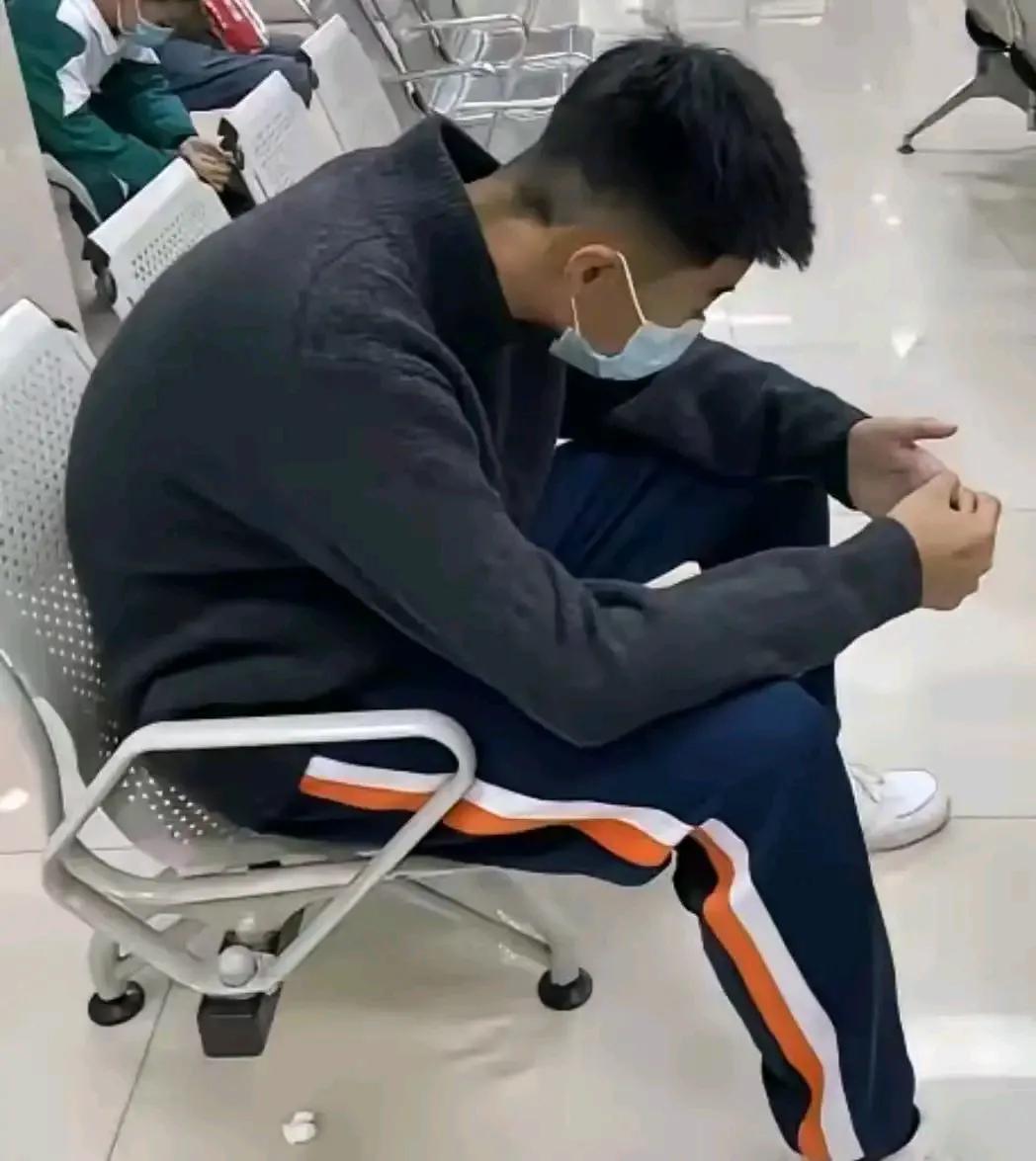 14岁男孩遭遇人生至暗时刻，父亲抢救急需用钱，给亲戚打电话求助却全部被拒，难道亲