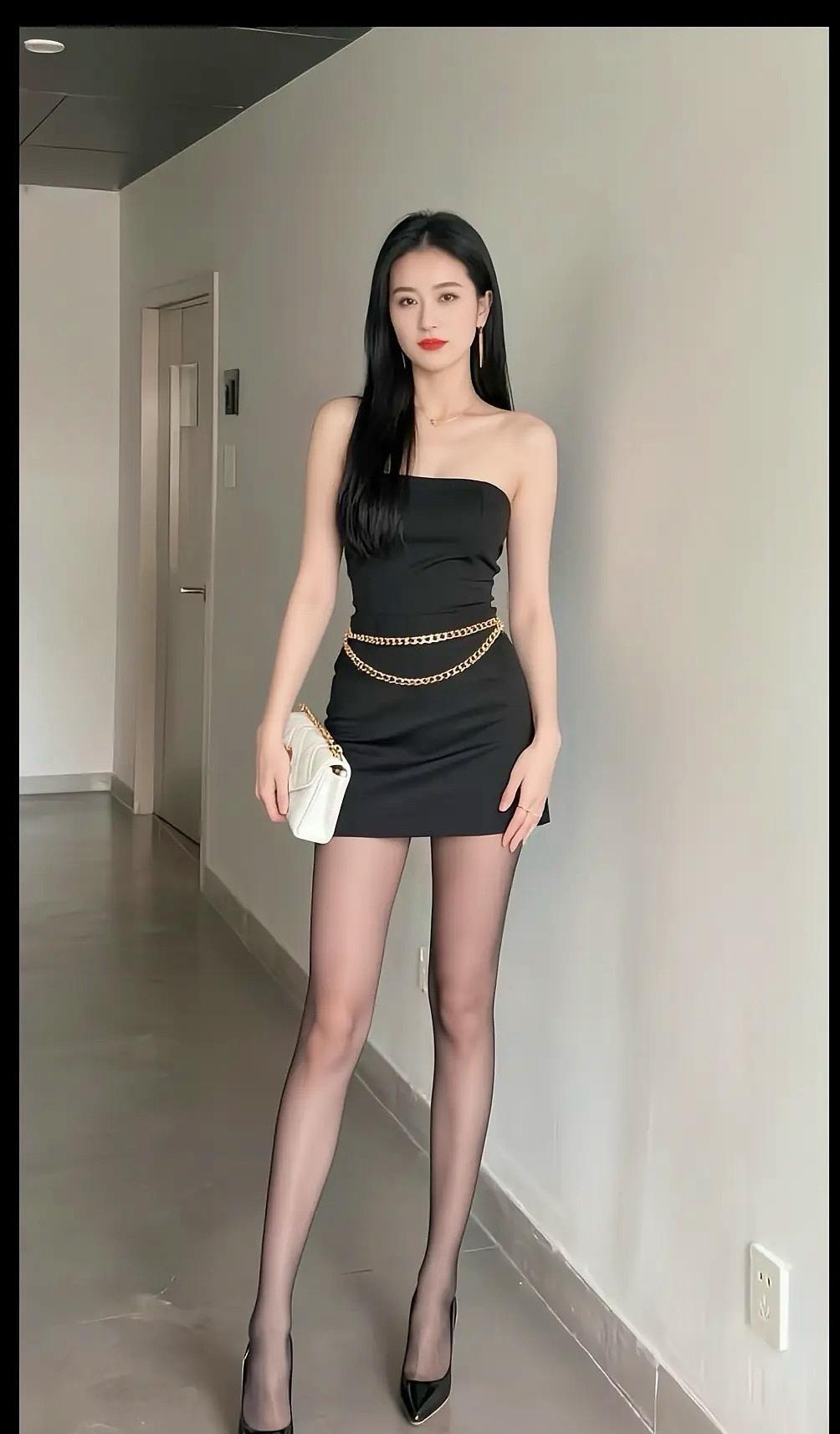 优雅老婆穿黑裙，气质满满，链条腰带点缀，时尚感爆棚！