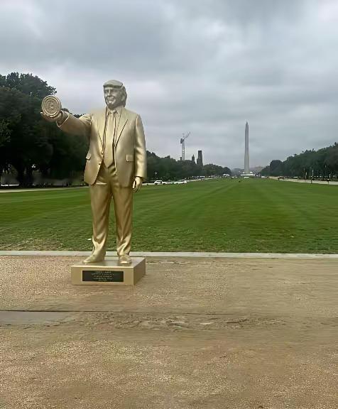 特朗普的雕像已经立在美国国会外面了。
活着就建雕像，这跟叙利亚的老阿萨德有什么不