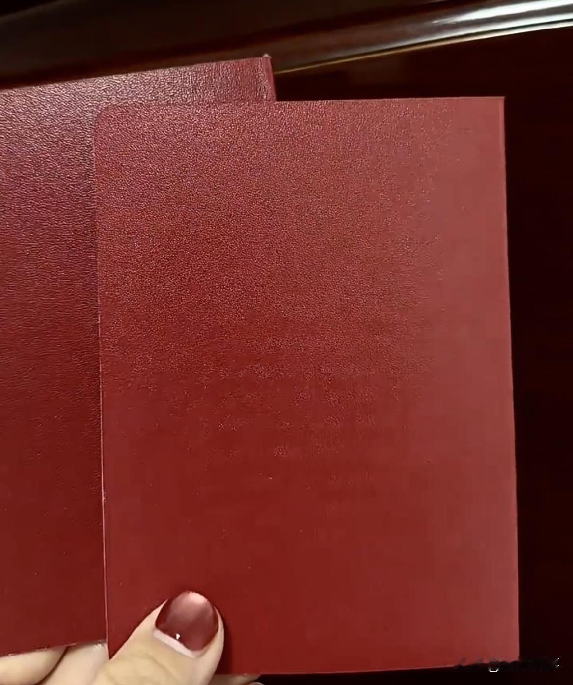 离婚证背面印有的透明“囍”字防伪标识引发了广泛关注。对此，民政部门作出回应，指出