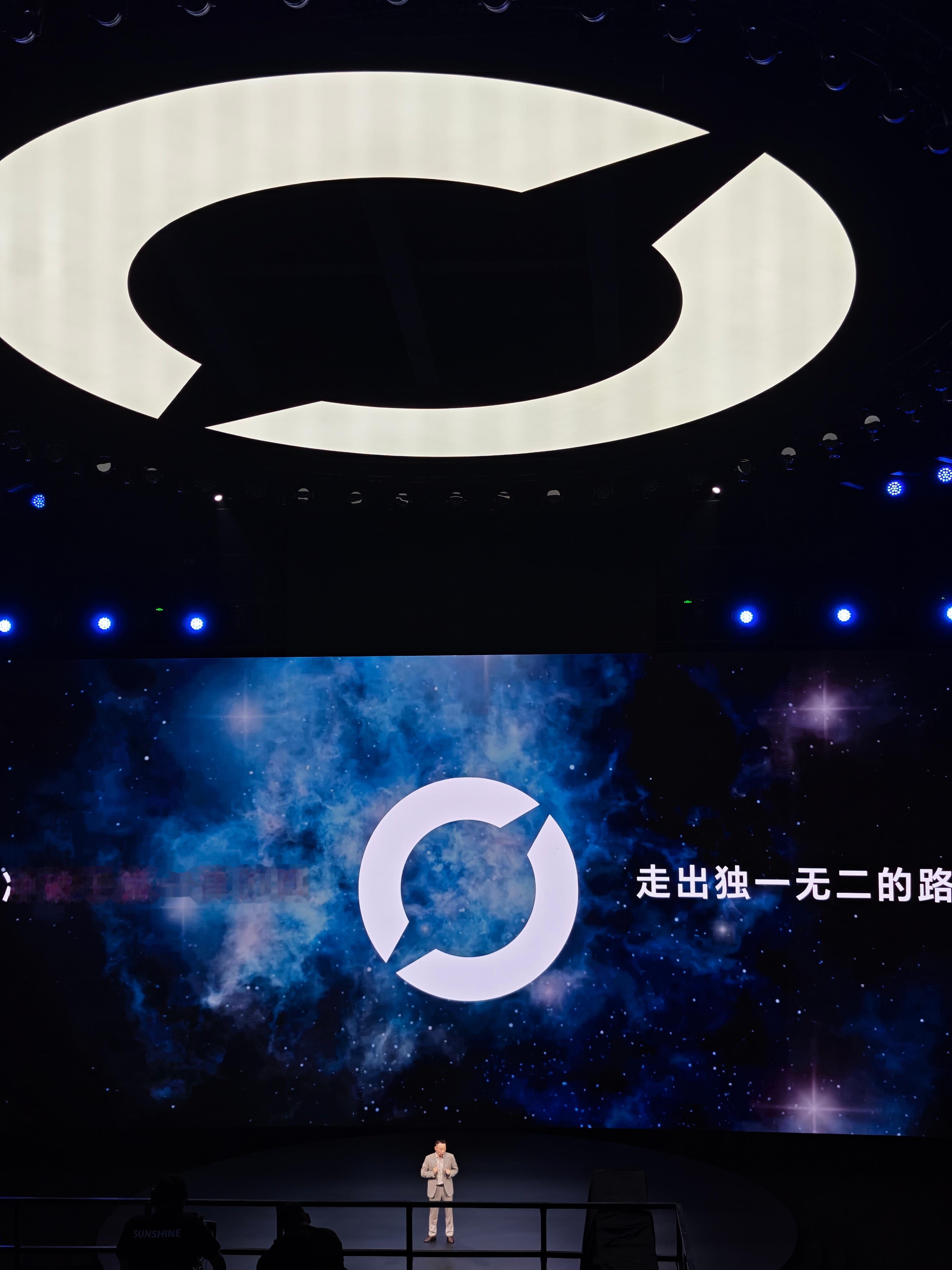 李健总上台，由他来介绍品牌部分 