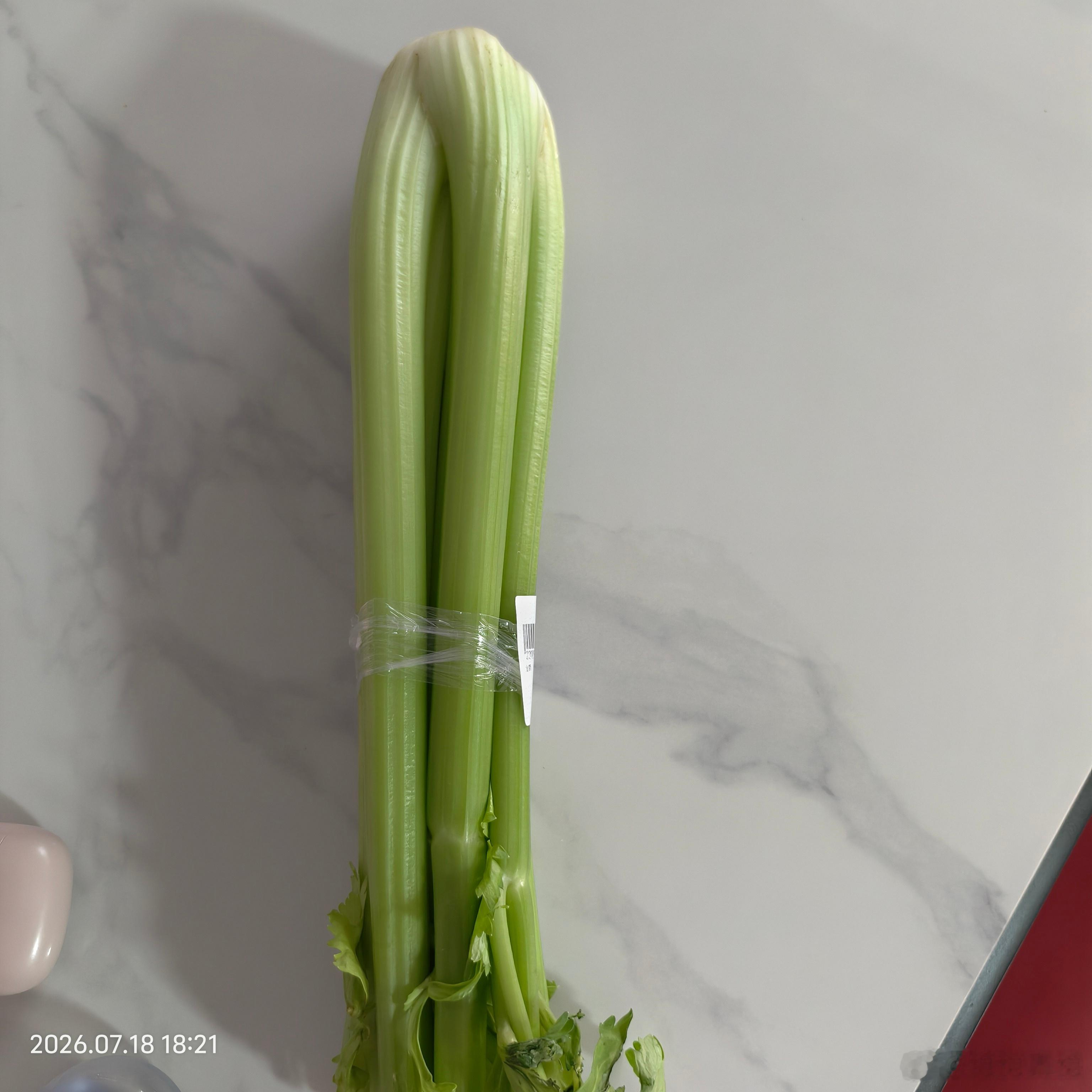 南人超级讨厌芹菜，我已经很久没买了。昨晚买了一把，气s他好久没吃，觉得可香了，就