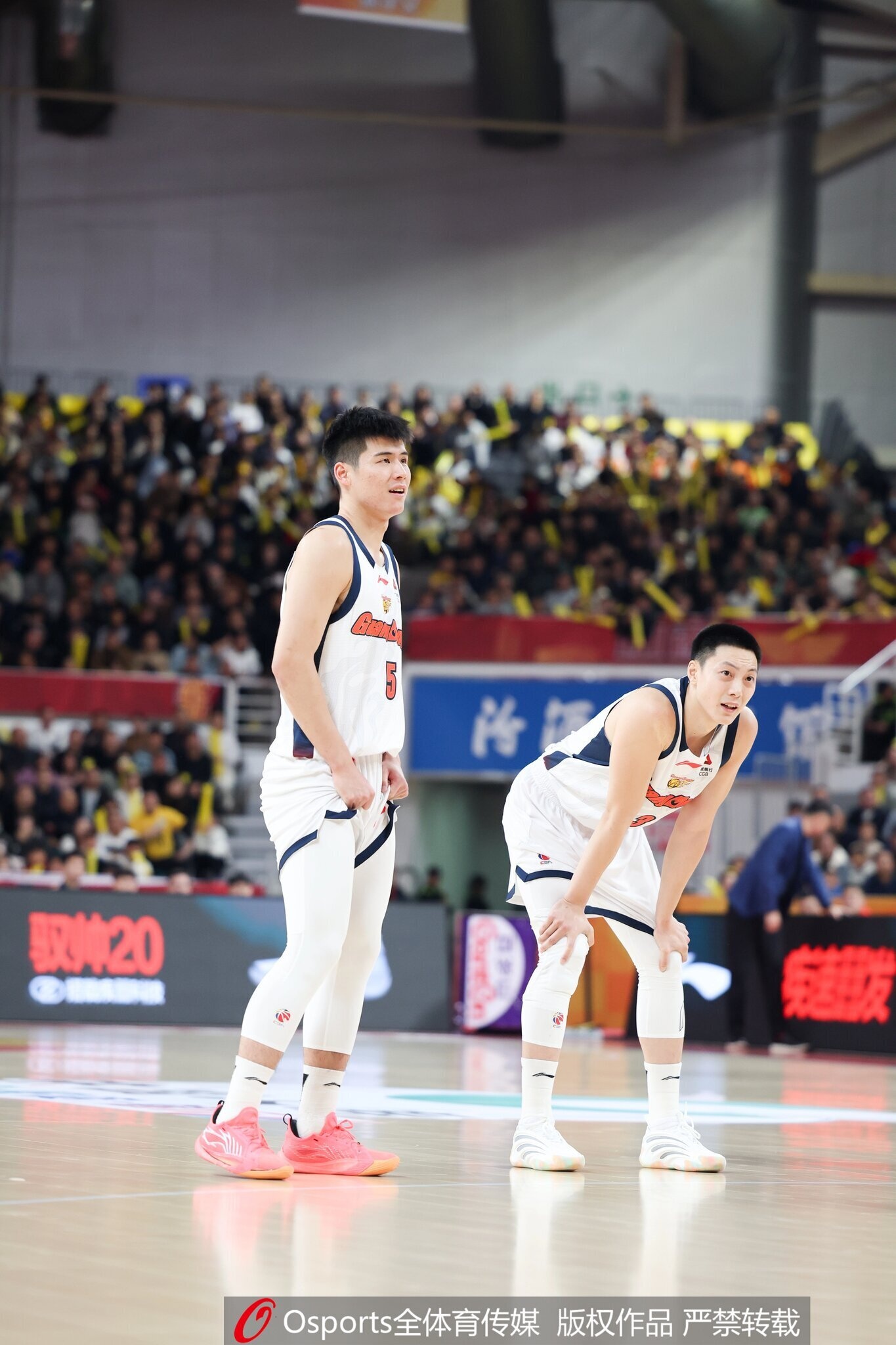 媒体人：擅长快攻反击的广东 今晚因身高劣势被北京摁着内线暴捶