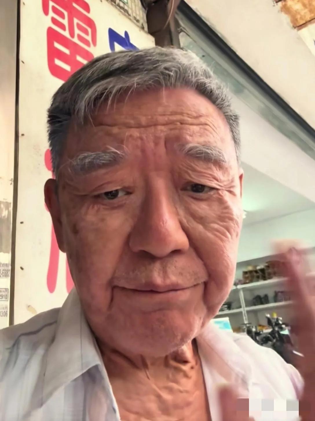 哇塞，画面中的李立群发如霜染，额纹深刻，眉毛花白杂乱，皱纹粗粝，老年斑明显，尤其