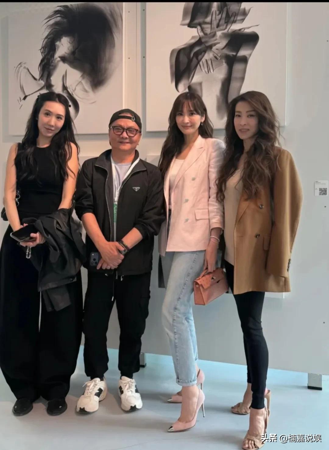 吴佩慈现身香港观看巴塞尔艺术展，不愧为“九头身美女”啊，身材真的不错！
她一头大