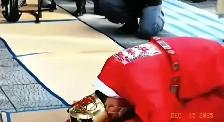 韩国人拍历史剧，现在真是铆足了劲。他们专门搞了个委员会，请博物馆专家坐镇，连王冠