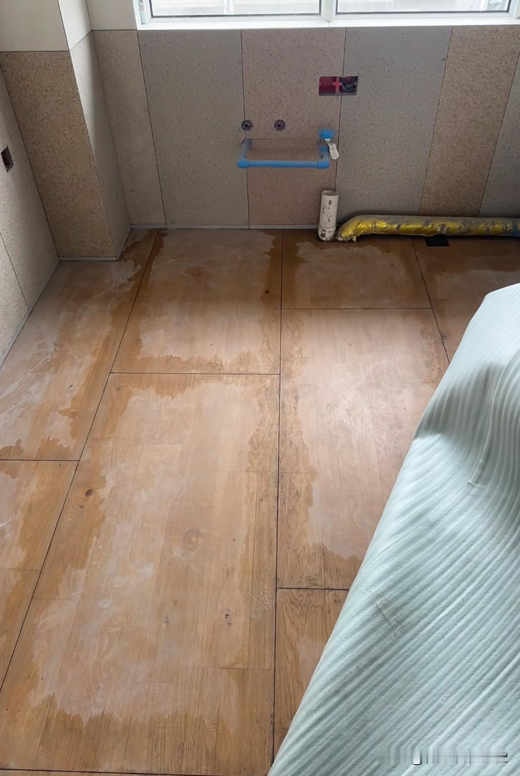 为什么一直不干呢？
厨房的地砖贴完一个多月了，丝毫没有要干的迹象，不知道是泥工水