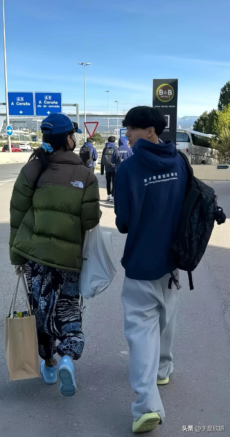 张柏芝带二儿子西班牙留学路透！Quintus回头杀封神，颜值遗传太绝了
 
谁能