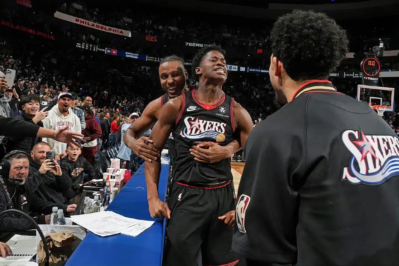 NBA常规赛！76人99:98勇士，让我彻底认清了这3个人🌹
 
1、马克西