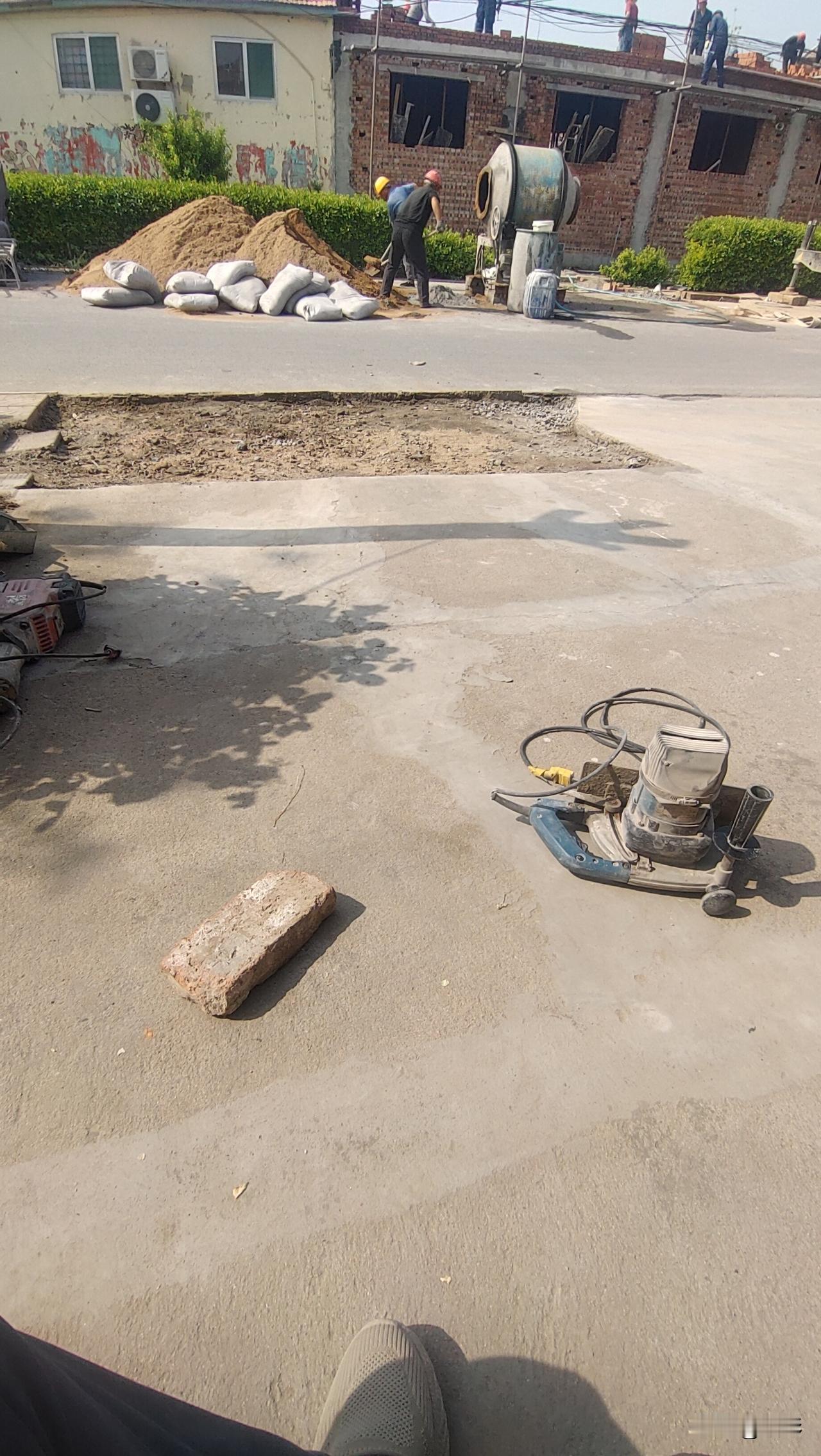 今天的任务就是把这个护坡用混凝土填充满找平，抹光。
昨天晚上我老婆接到大姨子的电