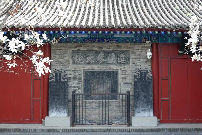 历史上经典楹联不少，山海关孟姜女庙（贞女祠）门前的楹联堪称一绝，被誉为“千古奇联