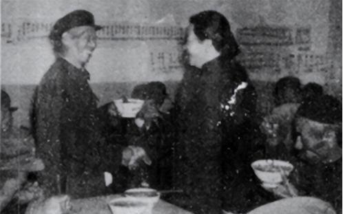 85年老八路聚餐偶遇一位农村老妇，细看竟发现她是40年前并肩作战的老战友！
19