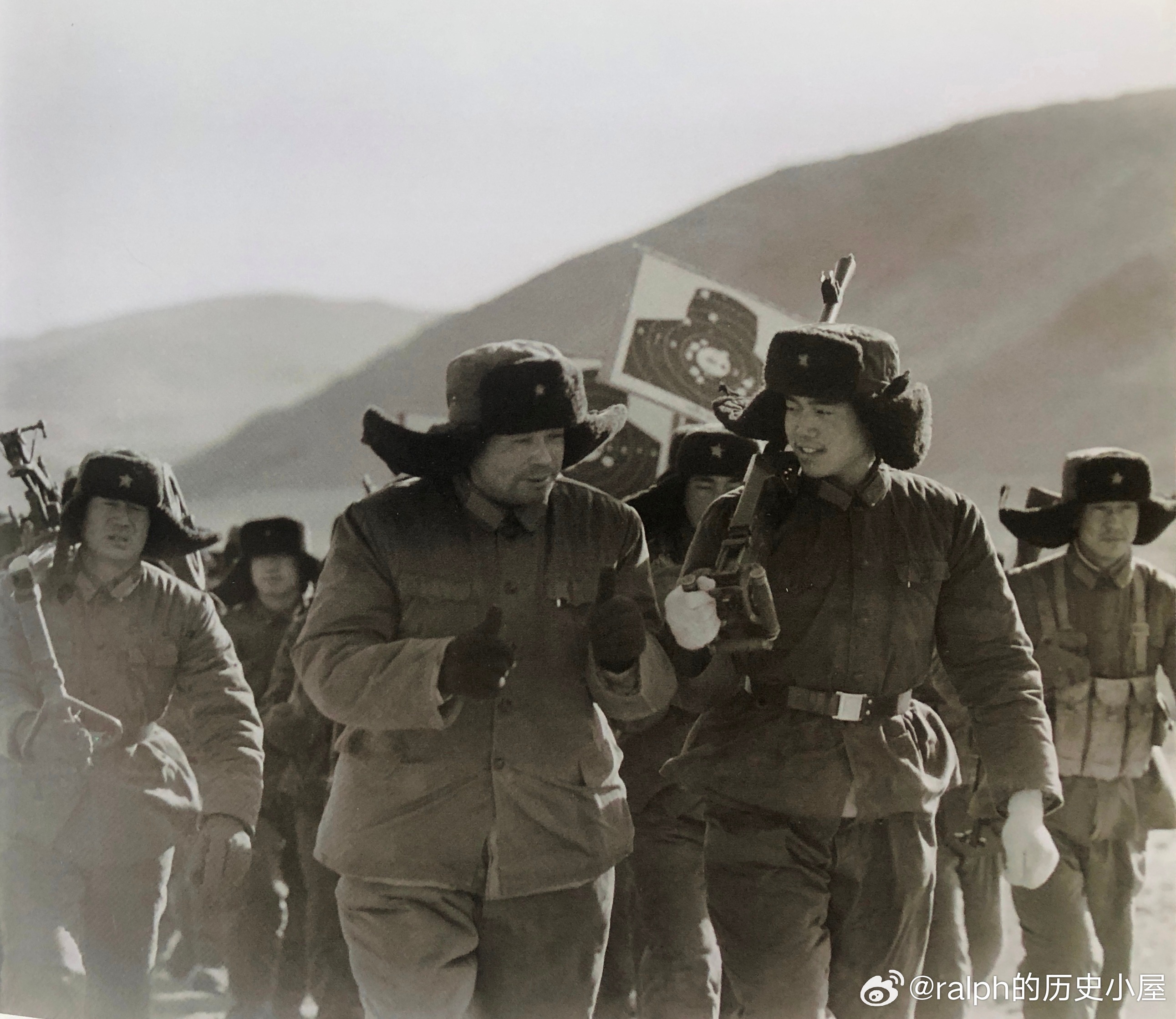 1978年2月北京军区守备一师师长严兆和训练归途中，向战士传授射击技术军事历史全