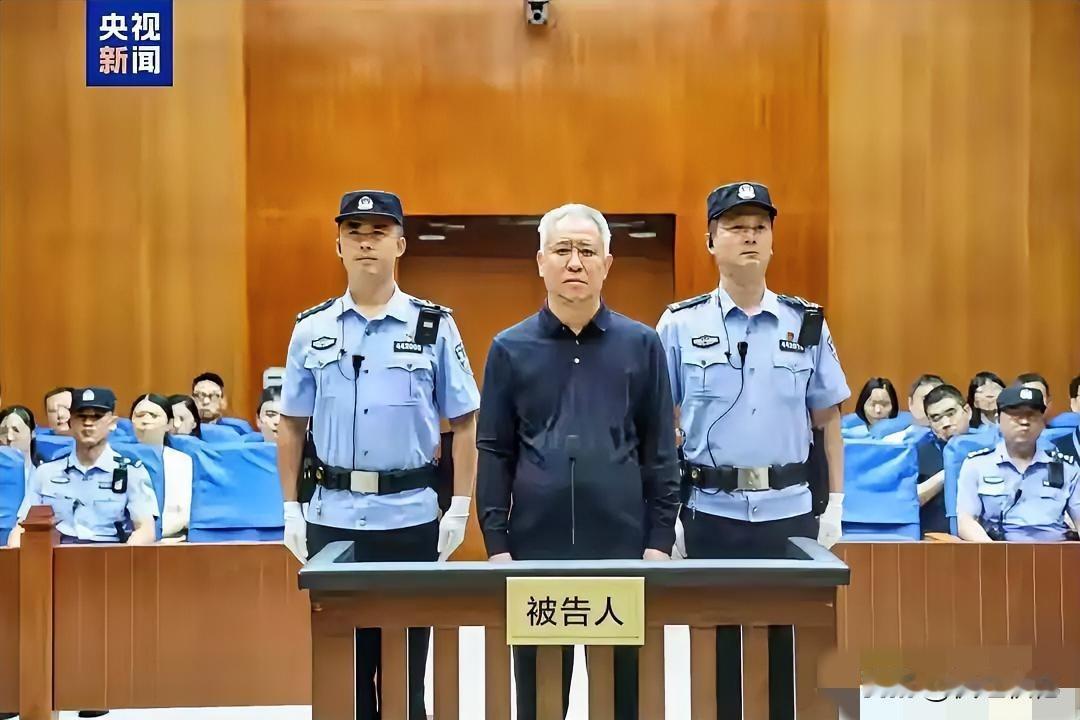 许家印和前妻丁玉梅共育两个儿子，履历都相当不简单！
 
说起来，这豪门子弟的路，