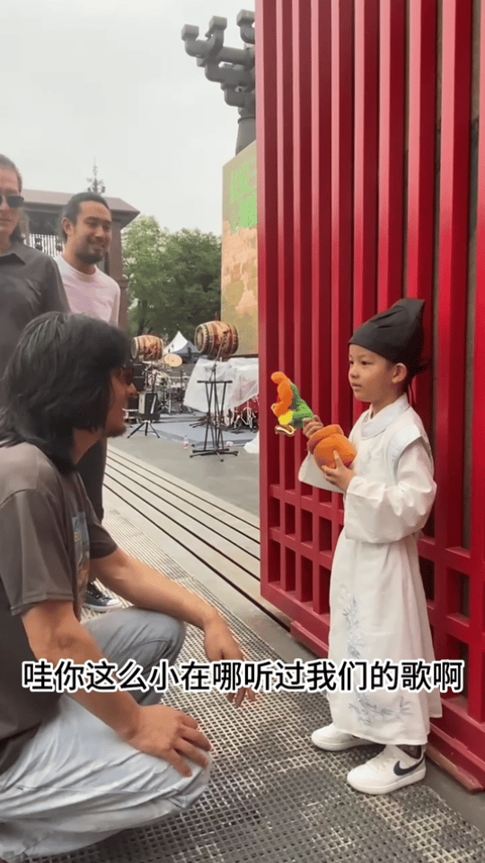 #见证了一个摇滚歌手的诞生# 小朋友真的是太优秀了，小小年纪就多才多艺的感觉！原