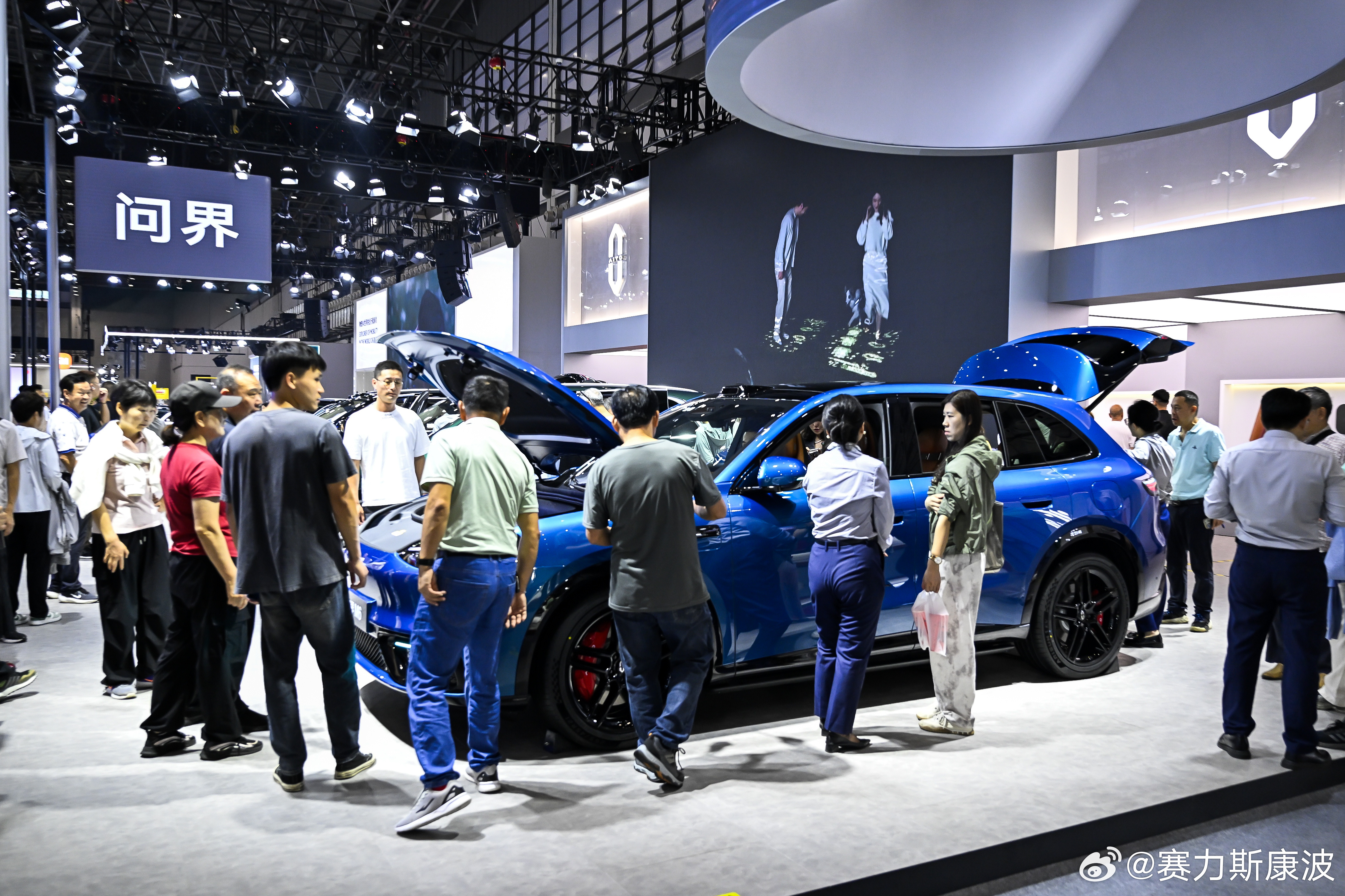 尚界Z7和问界M6展车到店直接点爆了各地的展区，门店客流暴涨，展车周围都是人，这