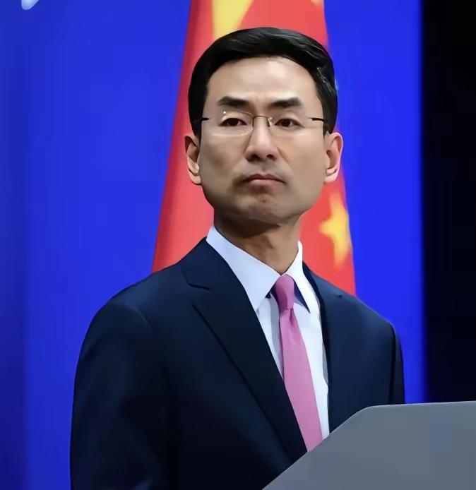 真他娘的绝了。

人家军舰开到家门口，炮口都快怼到脸上了，第一反应居然是：快，翻